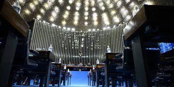 Plenário começa a discutir PEC sobre acúmulo de cargos por professores — Senado Notícias