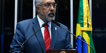 Paim destaca aprovação de projeto contra devedores contumazes — Senado Notícias