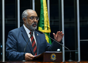 Paulo Paim celebra avanço de proposta que acaba com a escala 6×1 — Senado Notícias