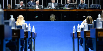 Congresso promulga emenda que libera acúmulo de cargos para professores — Senado Notícias