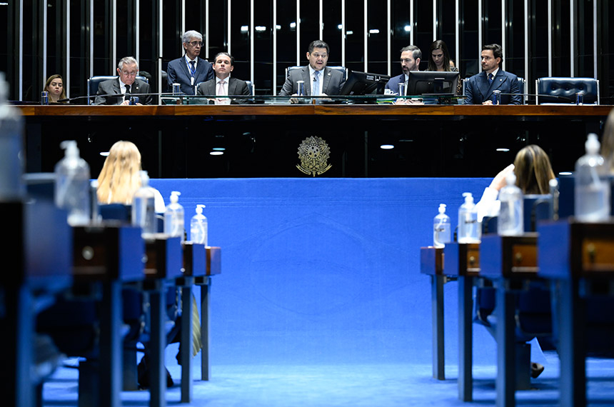 Congresso promulga emenda que libera acúmulo de cargos para professores — Senado Notícias