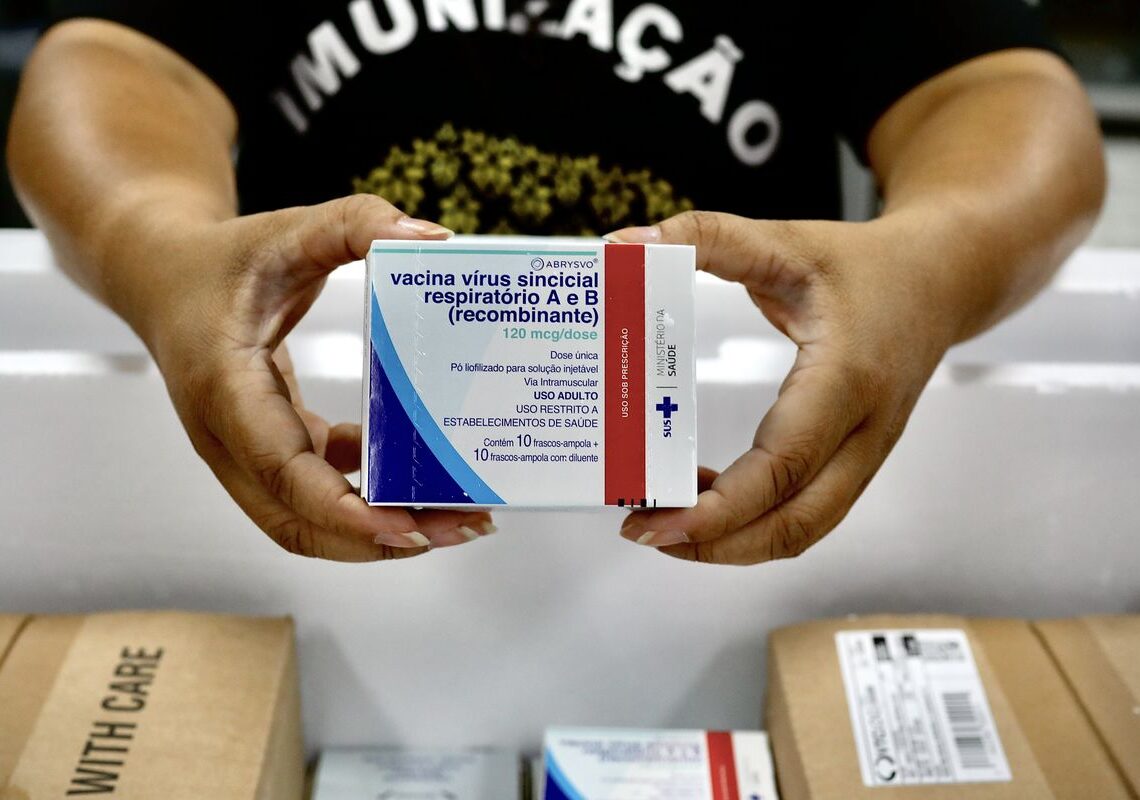 Governo começa a distribuir vacina contra vírus sincicial respiratório