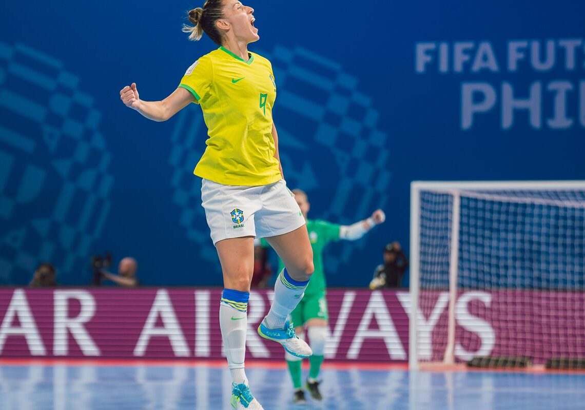 Brasil goleia e avança para semi da Copa do Mundo de futsal
