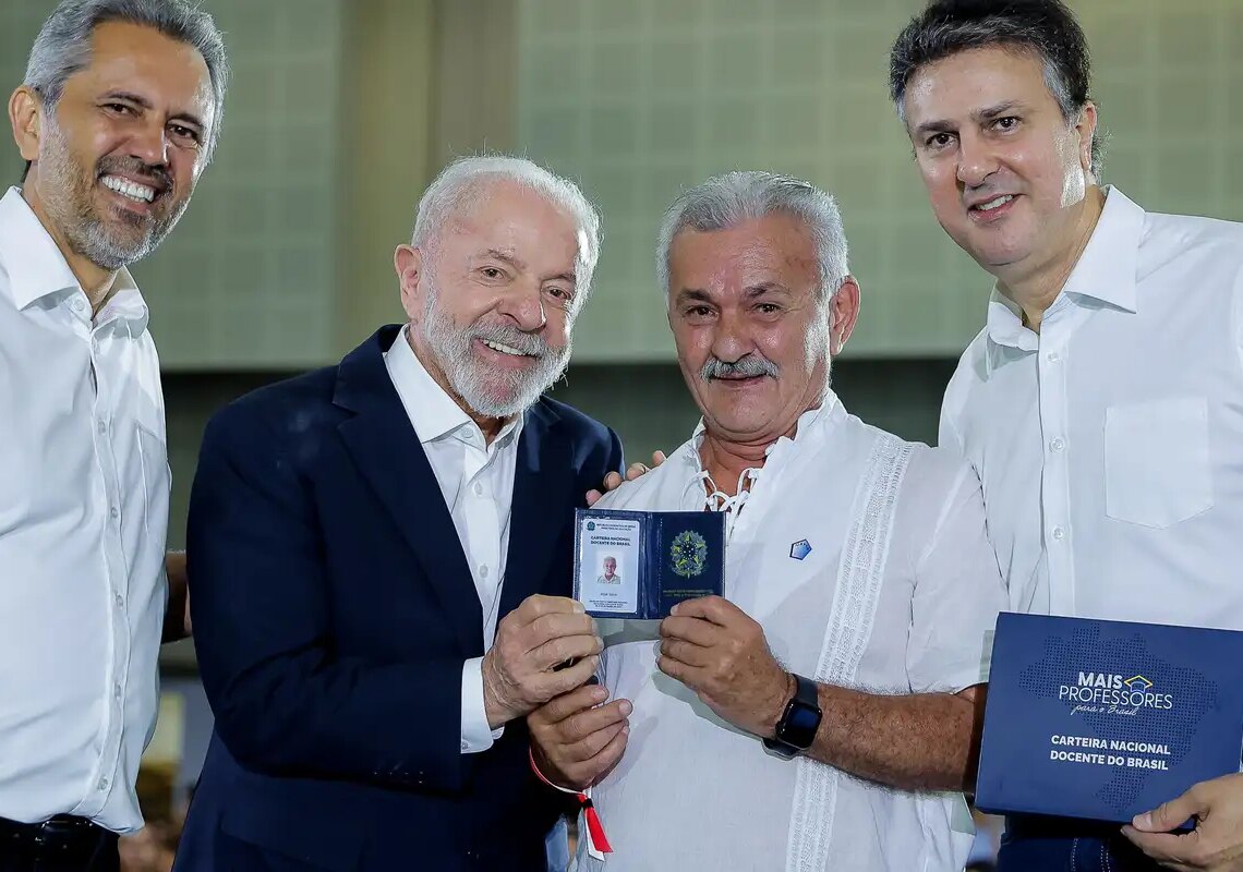 Lula entrega carteiras de docente a professores do Ceará