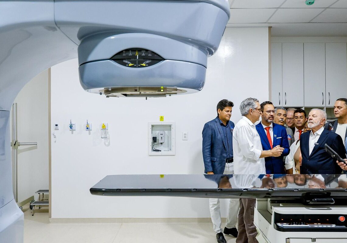Lula inaugura serviços de radioterapia em cinco cidades do país