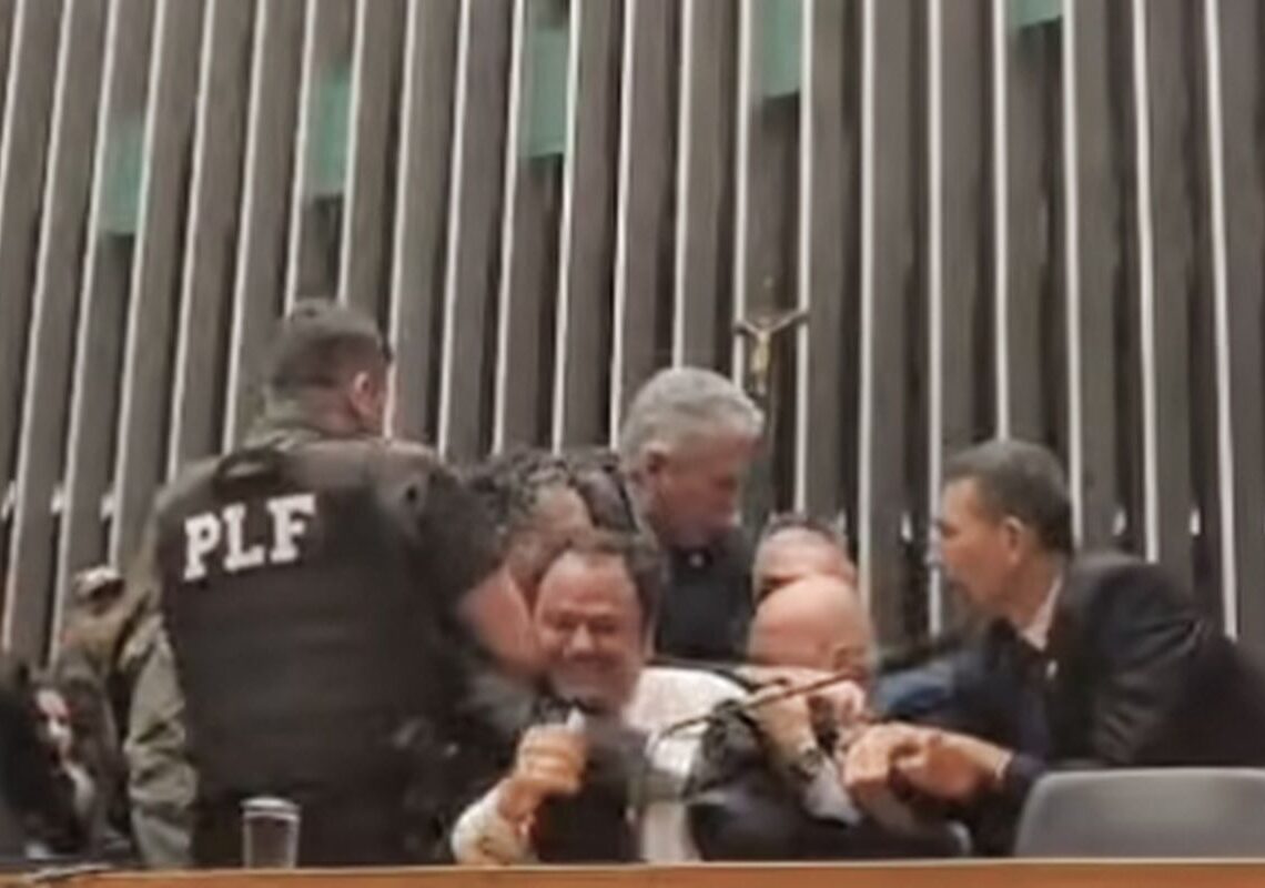 Entidades criticam retirada da imprensa na Câmara