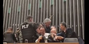 Entidades criticam retirada da imprensa na Câmara