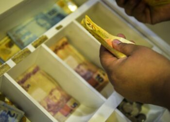 Inflação que reajusta o salário mínimo fecha em 4,18%