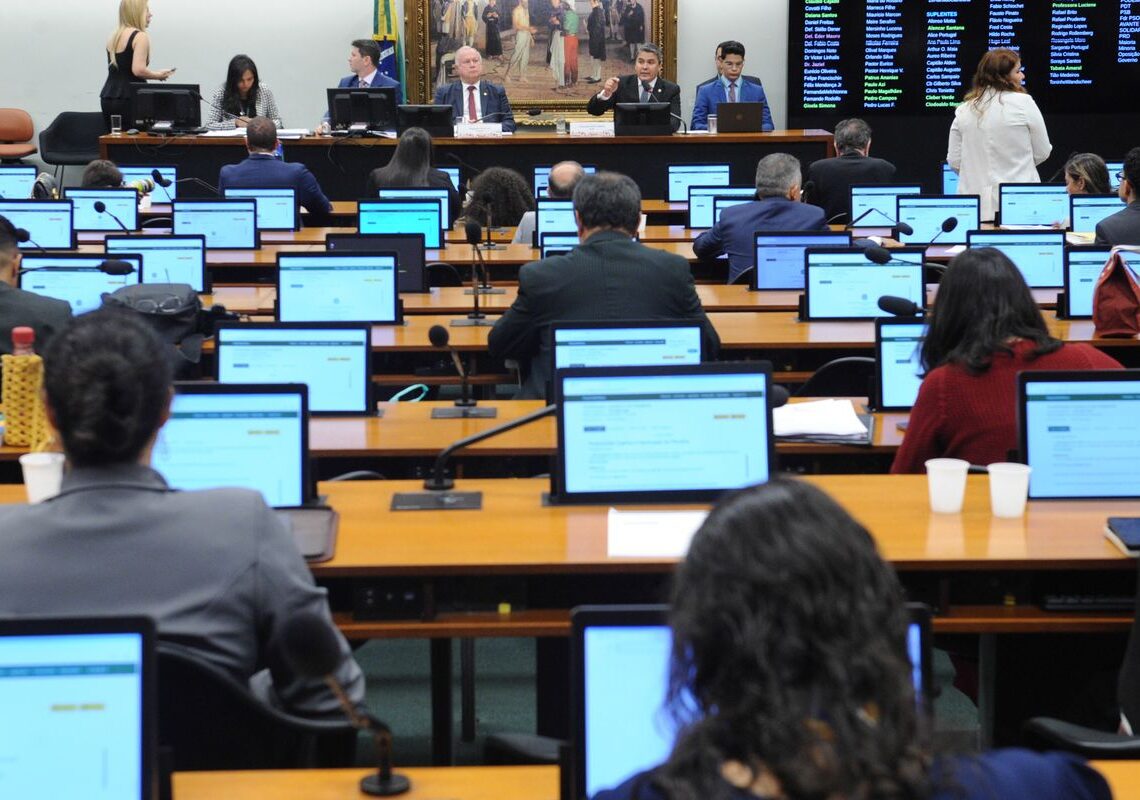 CCJ da Câmara se posiciona a favor de cassação de Carla Zambelli