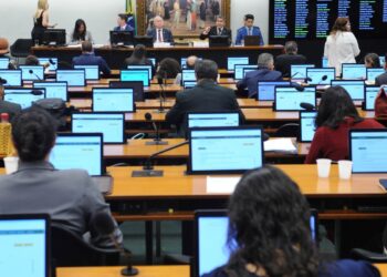 CCJ da Câmara se posiciona a favor de cassação de Carla Zambelli