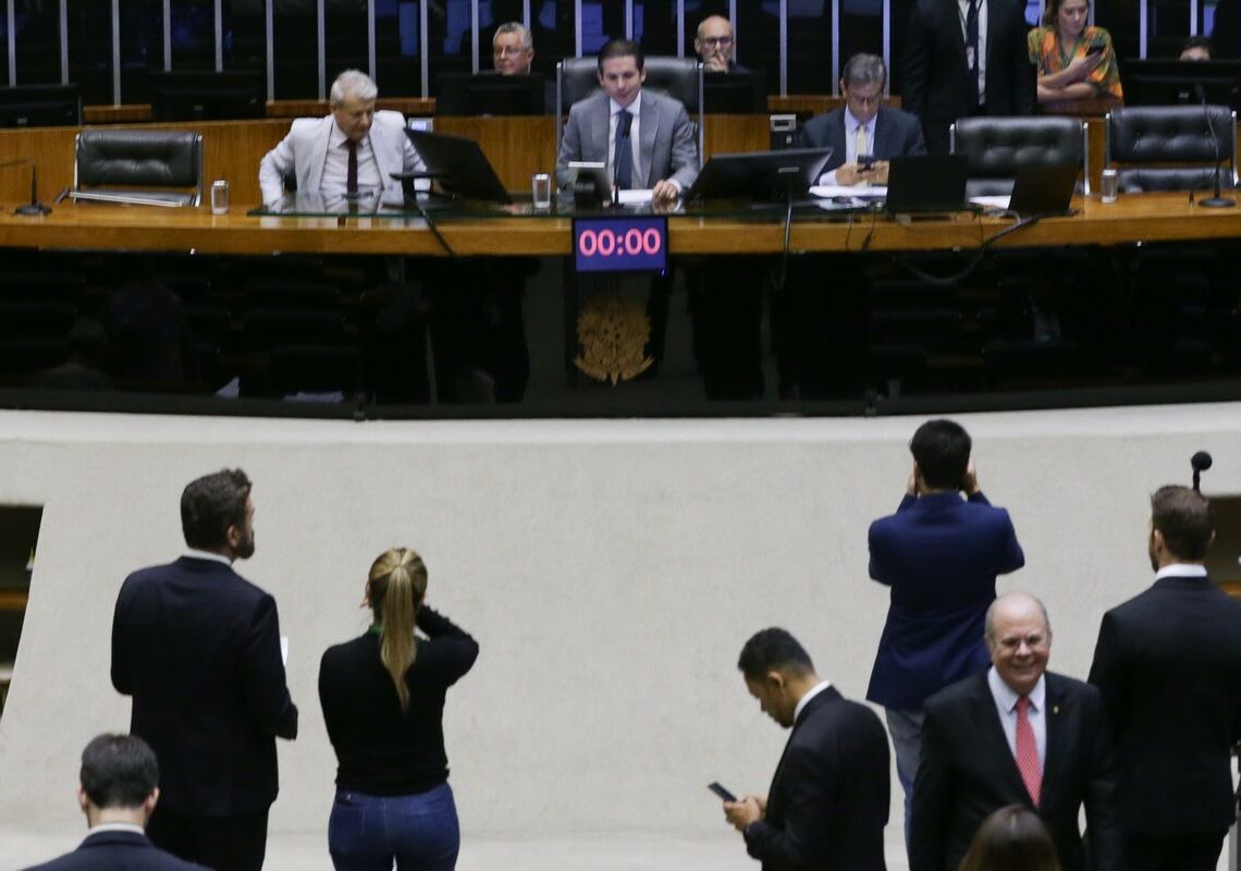 Câmara pode votar hoje projeto com novas regras para devedor contumaz