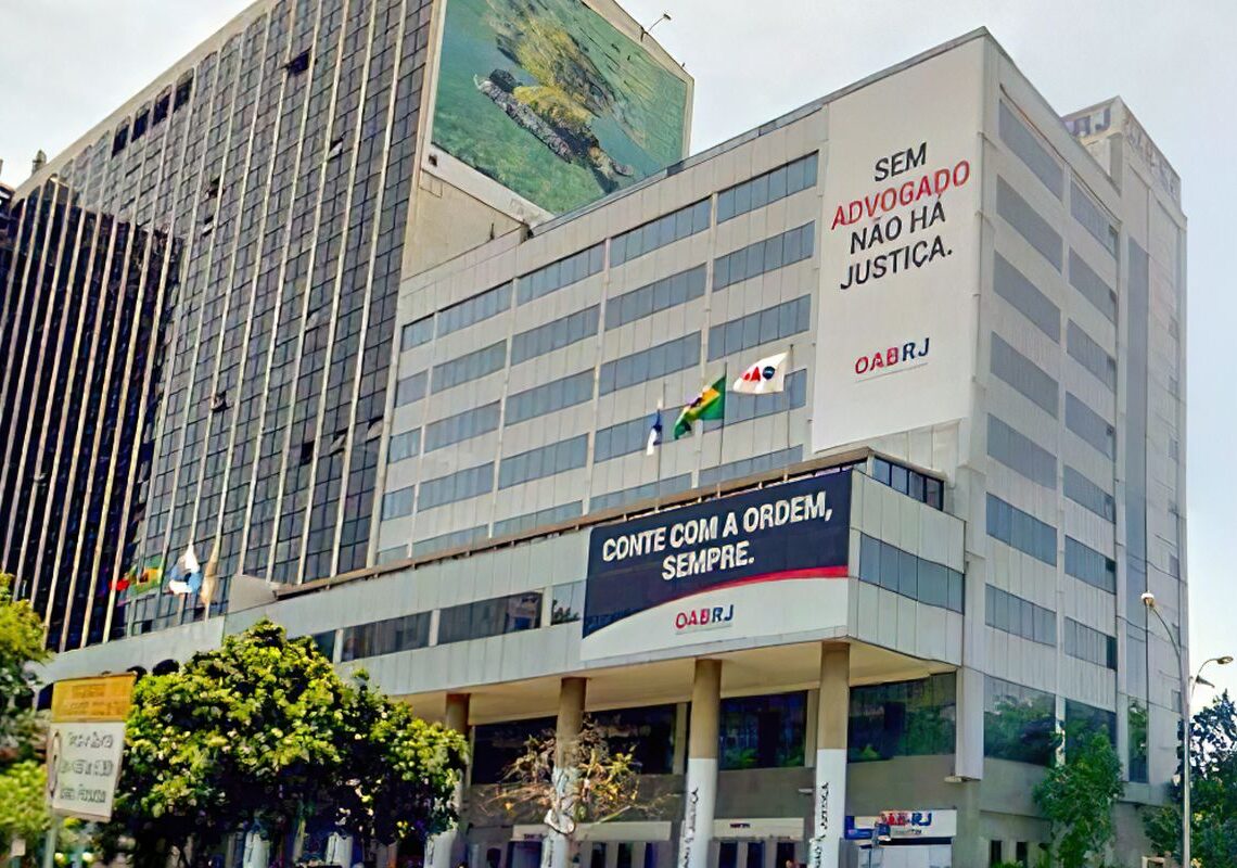 Alerj aprova dispensa de terno e gravata no verão em audiência pública