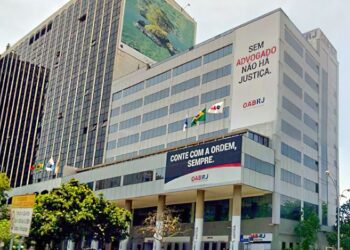 Alerj aprova dispensa de terno e gravata no verão em audiência pública