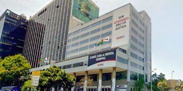 Alerj aprova dispensa de terno e gravata no verão em audiência pública