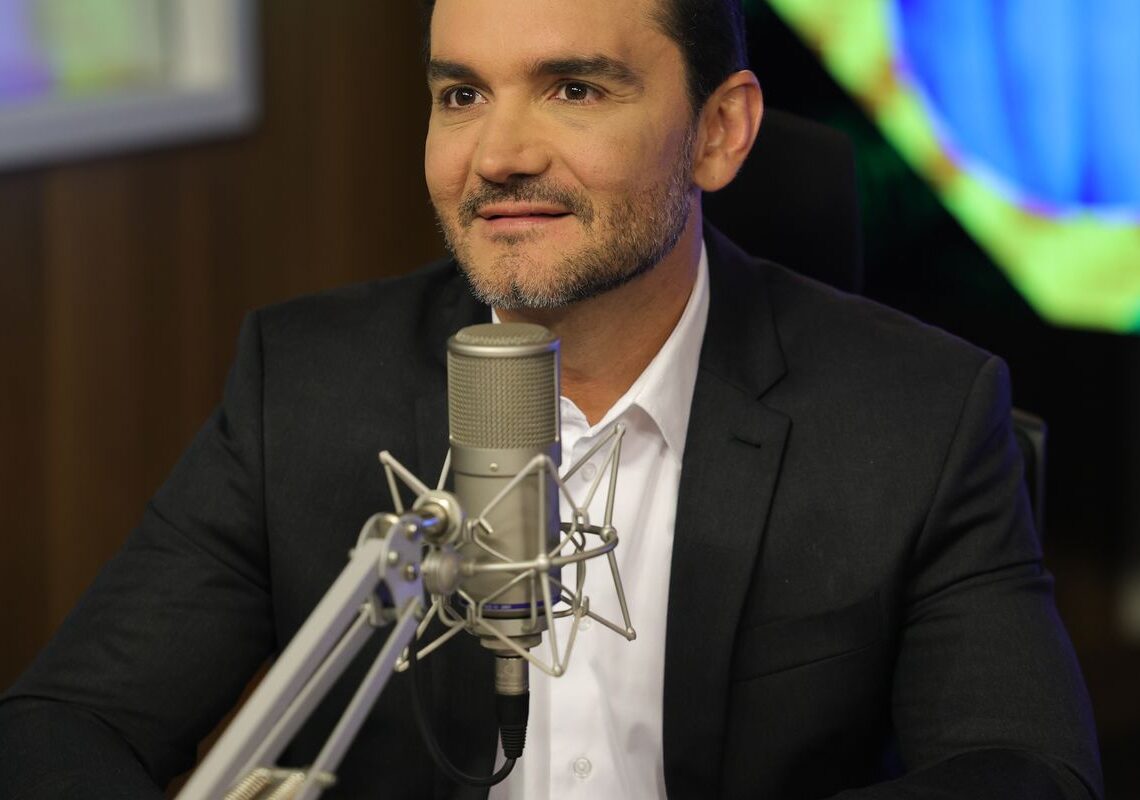 União Brasil decide expulsar ministro Celso Sabino da legenda