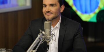 União Brasil decide expulsar ministro Celso Sabino da legenda