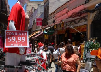 Comércio popular do Rio tem movimentação intensa às vésperas do Natal