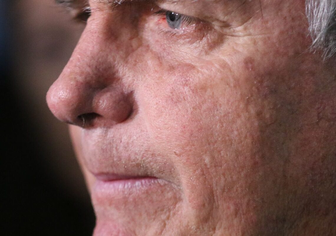 Com crise persistente de soluços, Bolsonaro faz nova cirurgia