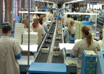 Faturamento da indústria sobe, mas emprego cai pelo terceiro mês