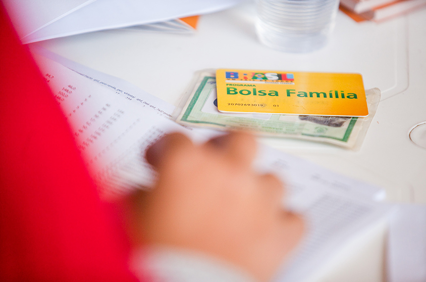 É falso que beneficiários do Bolsa Família serão impedidos de sacar em dinheiro — Senado Notícias