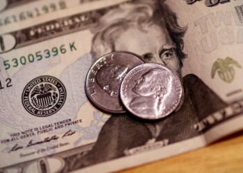 Dólar cai para R$ 5,37 com redução de preocupações com Venezuela