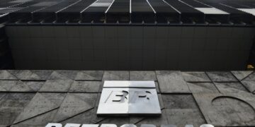 Petrobras reduz preço da gasolina em 5,2% a partir desta terça