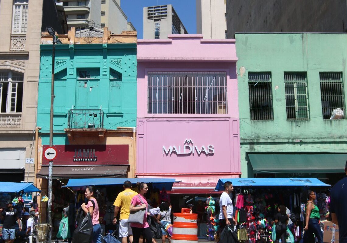 Consumo das famílias compensa juros e leva desemprego ao menor nível