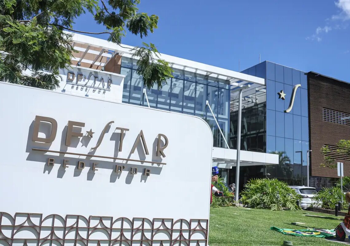 Bolsonaro recebe alta hospitalar e volta a cumprir pena na PF