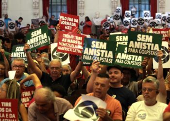 Em ato em SP, manifesto celebra democracia contra atos de 8 de janeiro
