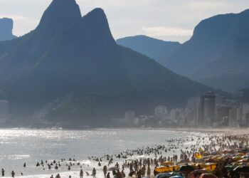 Turismo brasileiro tem faturamento recorde de R$ 185 bi em 2025