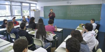 Piso do magistério tem reajuste de 5,4% e vai a R$ 5,1 mil em 2026