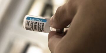 Após cinco anos de vacinação, covid recua, mas ainda preocupa