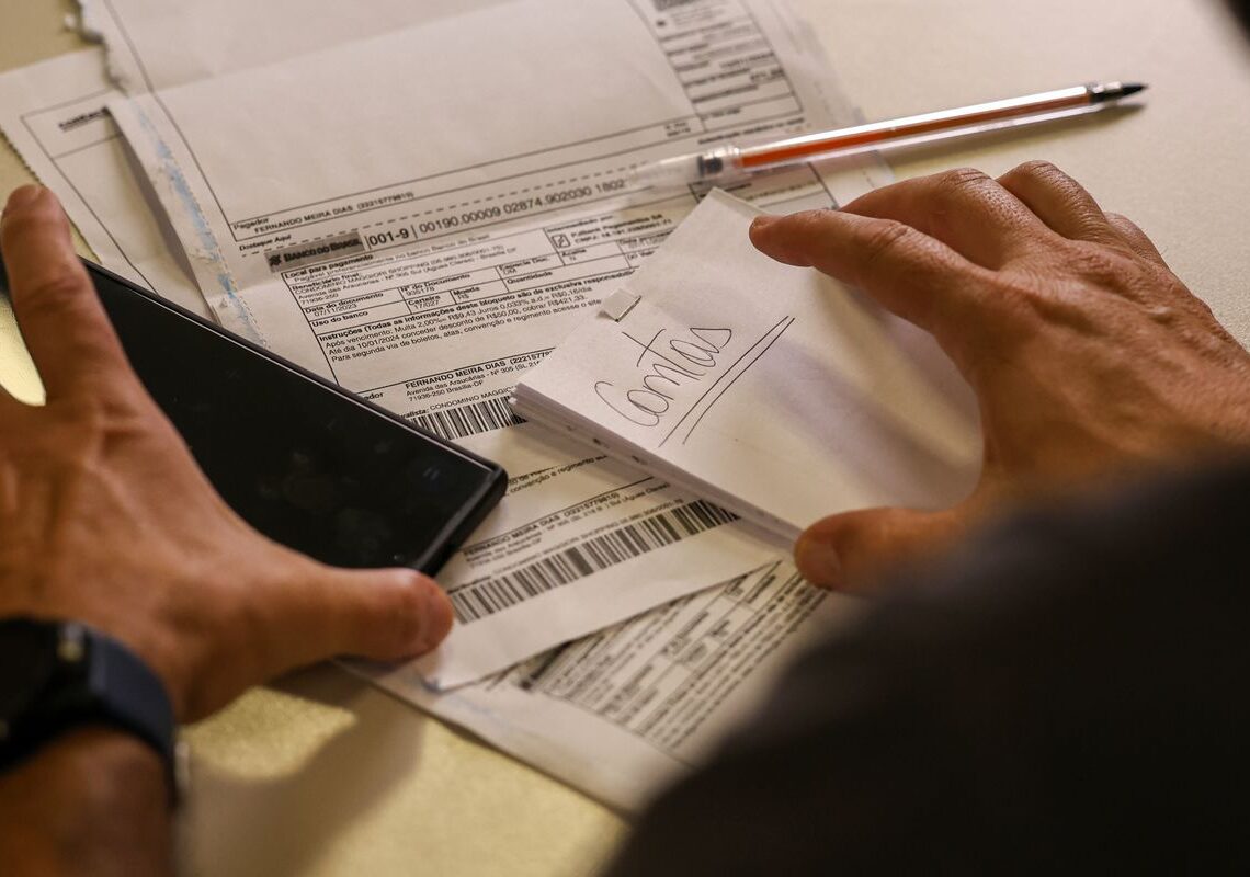 Salário mínimo de R$ 1.621 começa a ser pago nesta segunda