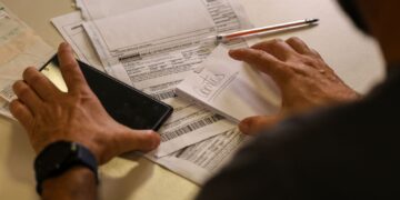 Salário mínimo de R$ 1.621 começa a ser pago nesta segunda