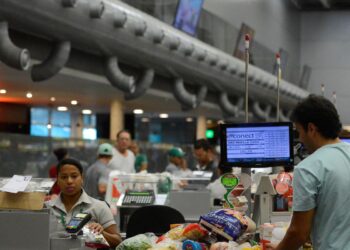 Governo adia por 90 dias regra sobre trabalho no comércio em feriados