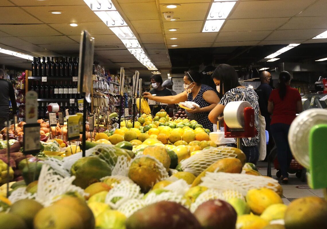 INPC de janeiro sobe 0,39% e acumula alta de 4,3% em 12 meses