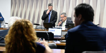 Comissão quer ouvir ministros sobre repasses a escolas de samba do RJ — Senado Notícias