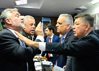 Sob protestos, CPMI aprova quebra de sigilos de Lulinha — Senado Notícias