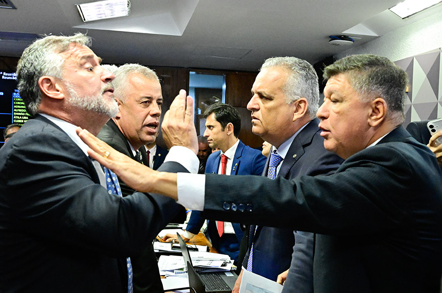 Sob protestos, CPMI aprova quebra de sigilos de Lulinha — Senado Notícias