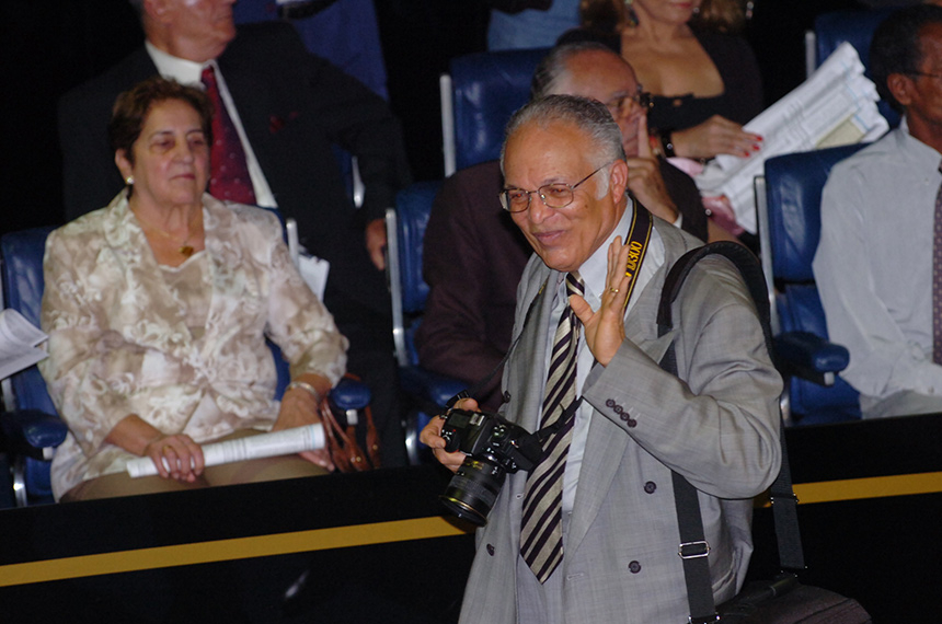 Morre Célio Azevedo, primeiro fotógrafo da Agência Senado — Senado Notícias