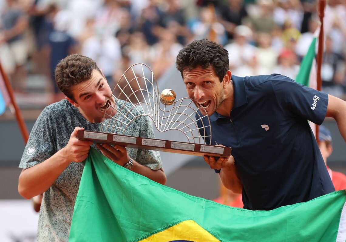 João Fonseca e Marcelo Melo garantem título de duplas do Rio Open