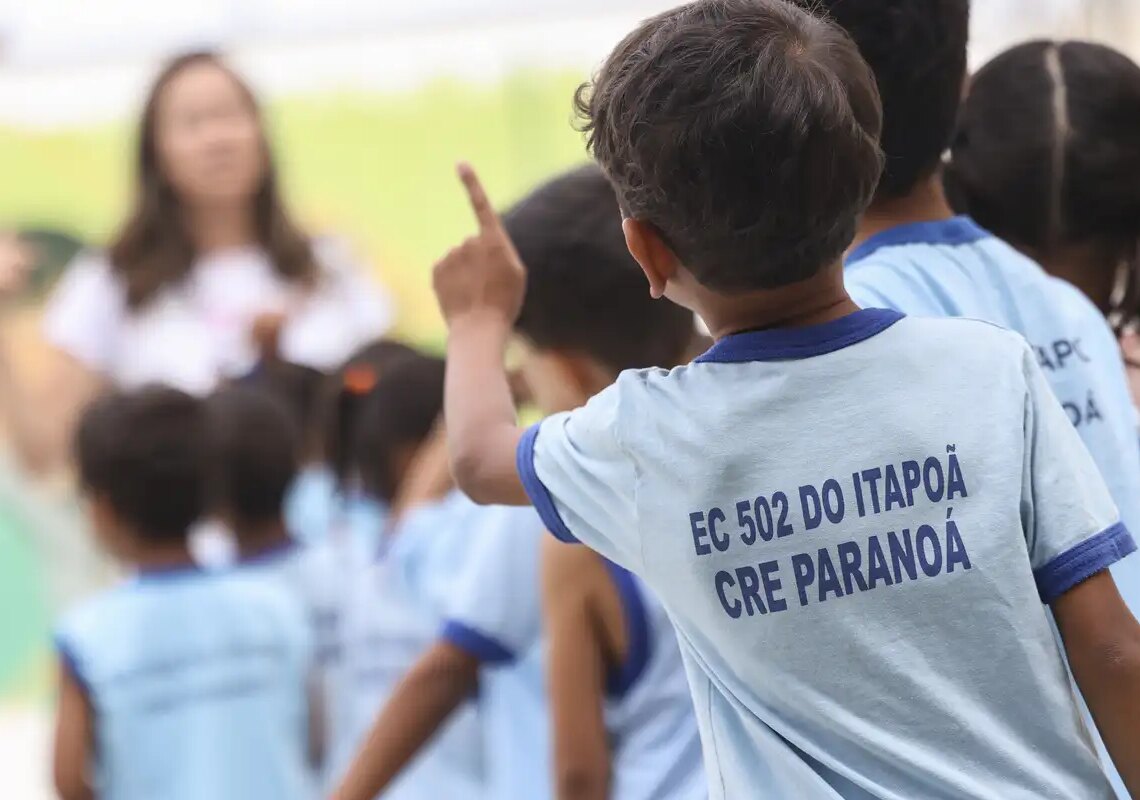 Ensino fundamental atinge 99,5% de frequência; atraso escolar cai