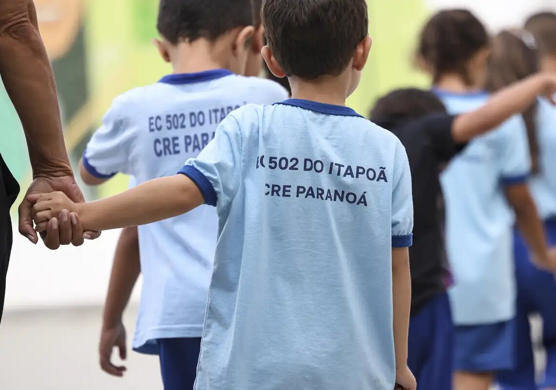 Alunos de escola no DF são “punidos” com flexão e PMs são afastados