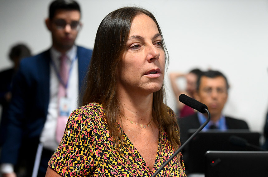 Senadores questionam atraso de material didático para PcD visual — Senado Notícias