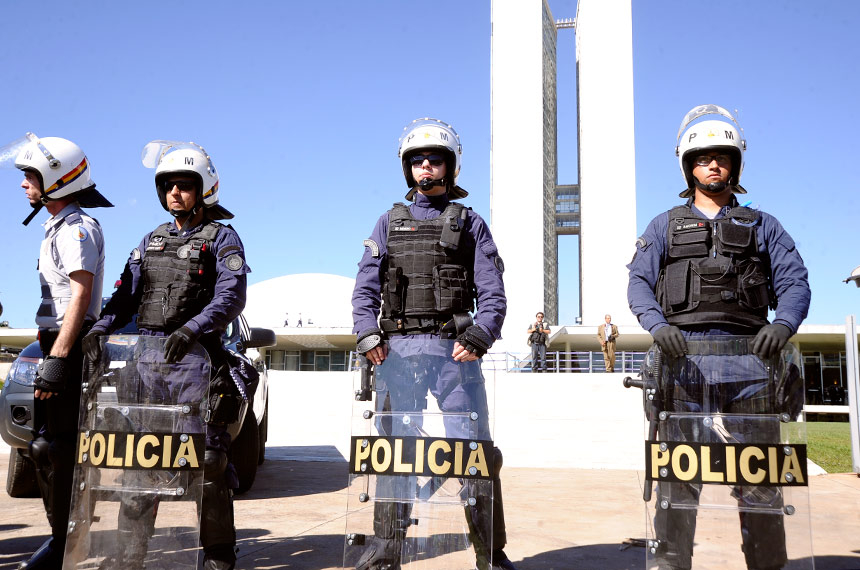 Projeto autoriza PMs e bombeiros reformados a voltarem à ativa — Senado Notícias