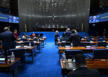 Redução de alíquotas tributárias para indústria química segue para sanção — Senado Notícias