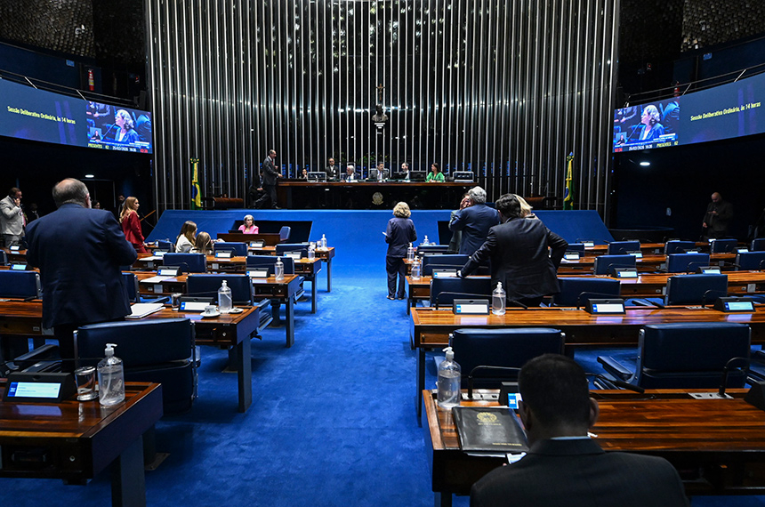 Redução de alíquotas tributárias para indústria química segue para sanção — Senado Notícias
