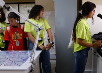 Imersão na Fiocruz inspira meninas a seguir carreira científica