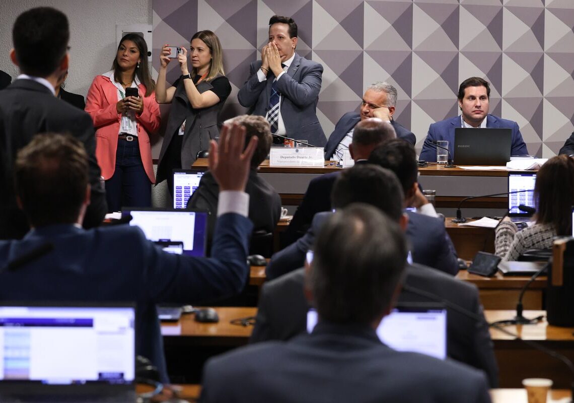 CPMI do INSS aprova convocação de cunhado e ex-namorada de Vorcaro