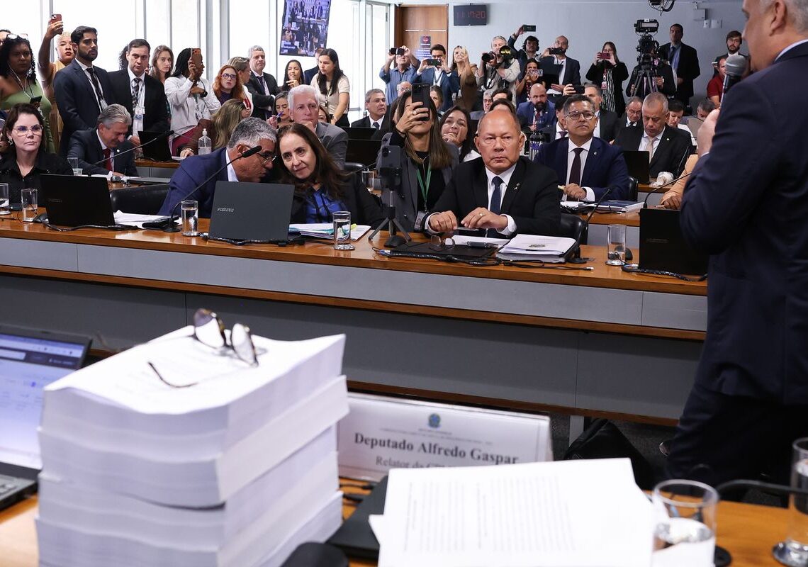 Relatório da CPMI do INSS pede indiciamento de 216 pessoas